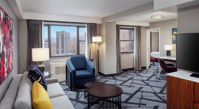 Двухместный люкс Угловой с 2 комнатами с видом на город DoubleTree by Hilton Hotel & Suites Pittsburgh Downtown