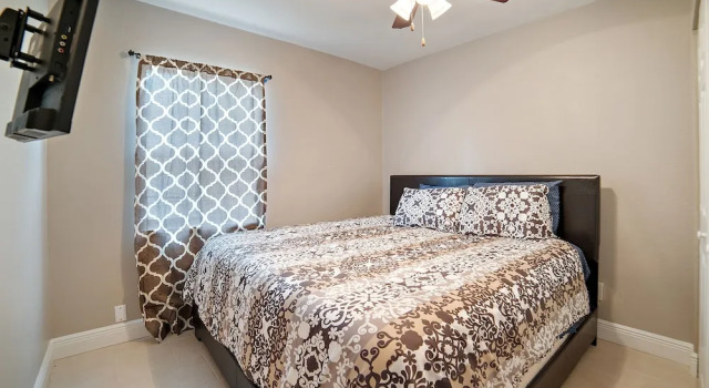 3BR House in Tampa by Tom Well IG - 3220