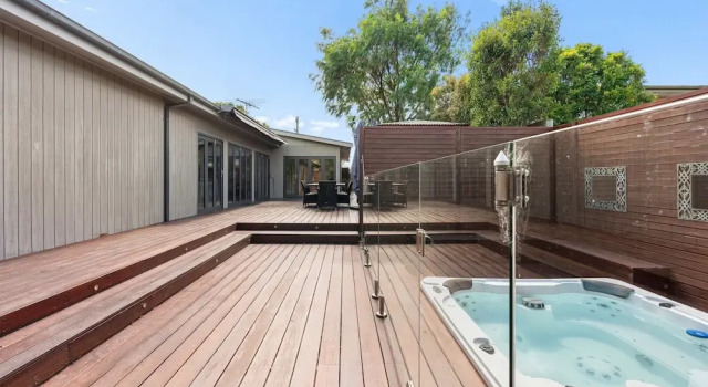 Luxurious 3-bed Home With Outdoor Spa, Book Resort Resort Hotels in Melbourne Region, Resort