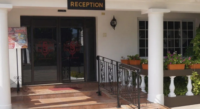 Hotel Four Seasons, Rezerwuj Hotel Hotele 3-gwiazdkowe w Kingston, 3*