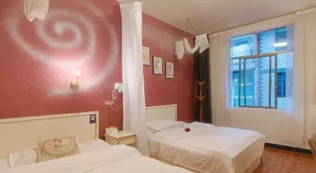 Bett im Wohnheim (Frauenwohnheim) sunlit tree lodge