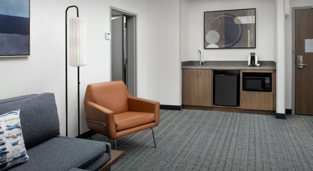 Люкс c 1 комнатой с балконом Courtyard by Marriott Savannah Downtown - Historic District
