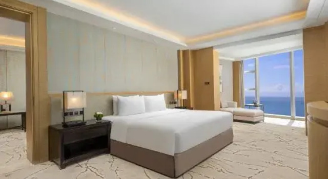 Люкс с балконом и с видом на море Furama Hotel Beihai