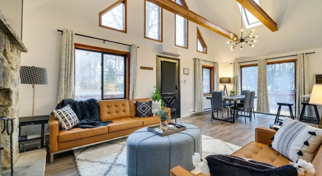 Poconos Chalet With Lake & Pool Access!, Book Chalet Tobyhanna 