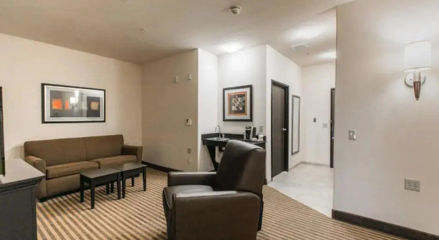 Четырёхместный люкс Holiday Inn Express & Suites Oklahoma City NW - Quail Springs by IHG