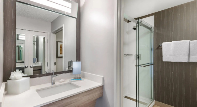 Standardowy dwuosobowy pokój i balkonem Courtyard by Marriott Reno