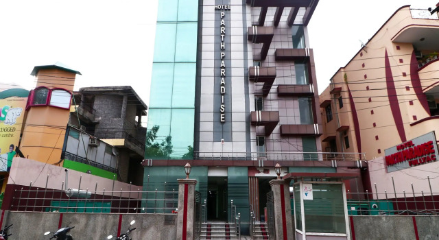 OYO 16893 Hotel Parth Paradise, Забронировать Отель Отели Газиабад с парковкой, Парковка