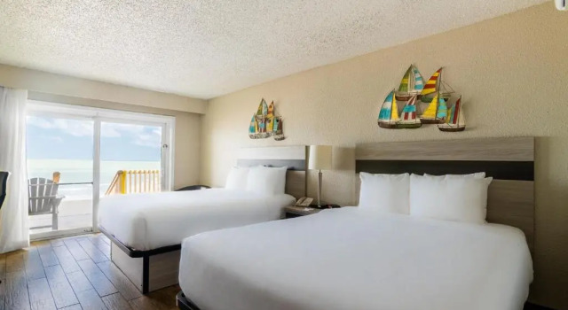 Четырёхместный номер Standard Emerald Beach Hotel