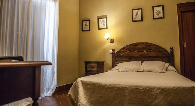 Hostal Mesón Plaza, Забронировать Отель Отели Трухильо с парковкой, рядом с Дворец Хуана Писарро-де-Орельяна, Парковка