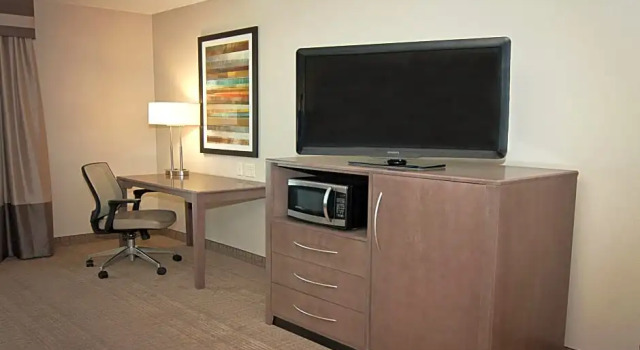 Четырёхместный люкс Holiday Inn Express Hotel & Suites Wichita Northeast by IHG