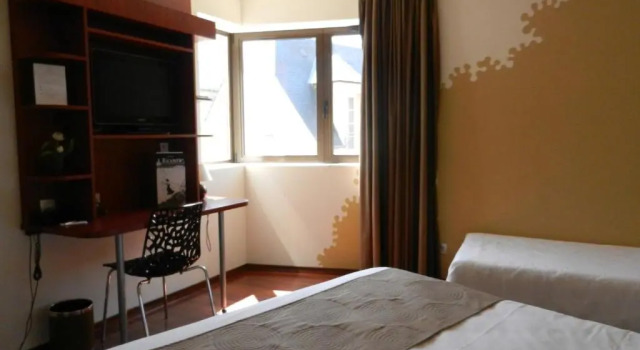Номер Comfort LHÔTEL de CHARTRES - LOGIS