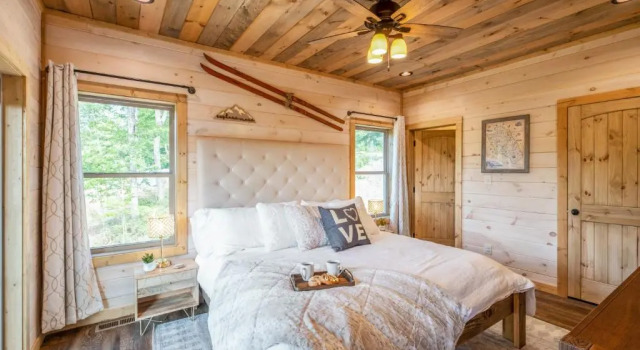 New / 3 King Suites / Sleeps12 / View / 5 mi to PF / Hot tub