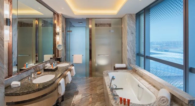 Люкс c 1 комнатой Crowne Plaza Dalian Sports Center by IHG