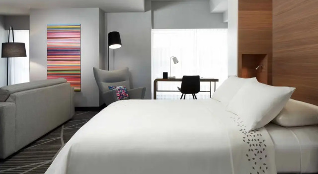 Люкс c 1 комнатой Renaissance Montreal Downtown Hotel