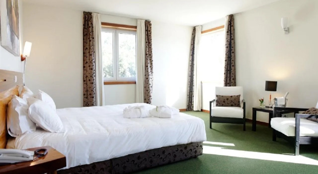 Golden Tulip Braga, Varaa Hotelli Hotellit Longos uima-altaalla, Uima-allas