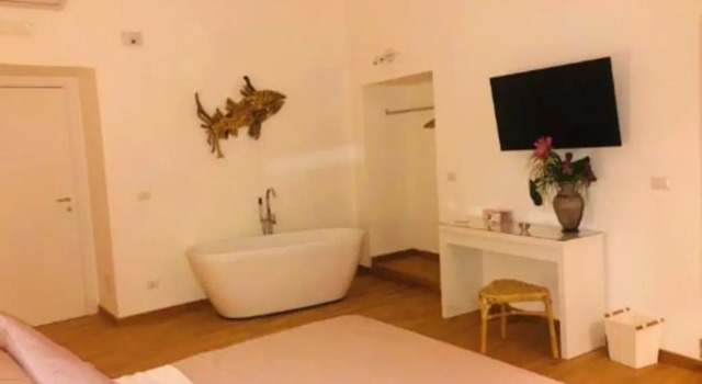 5 bedrooms appartement at Napoli 500 m away from the beach with sea view and wifi, Забронировать Апартаменты/квартира Позиллипо Неаполь, рядом с Mergellina Metro Station