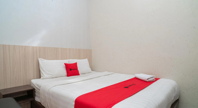 RedDoorz Near Matahari Singosaren Solo, Boek Hotel Solo. Central Java