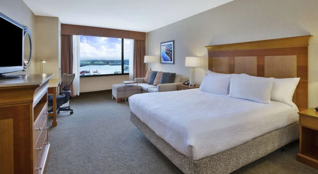 Двухместный номер с диваном-кроватью Deluxe с видом на воду Hilton Garden Inn Portland Downtown Waterfront