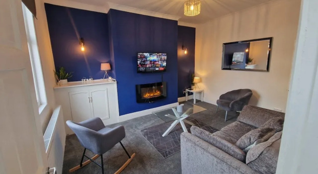 2-bed Home - Sleeps 4, Parking & Garden