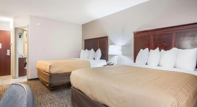 Четырёхместный номер Standard Clarion Inn & Suites Grand Rapids Airport