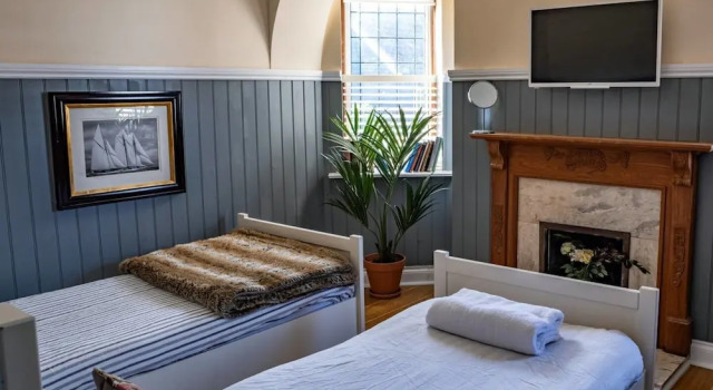 Garden House / 5-bed Home on Osea Island, Essex