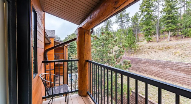 Люкс с балконом Comfort Suites Golden West on Evergreen Parkway