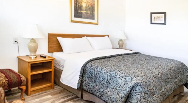 Riverwood Inn Hotel Deluxe King Suite, Book Hotel Hoteller i Delta med parkering, Parkering
