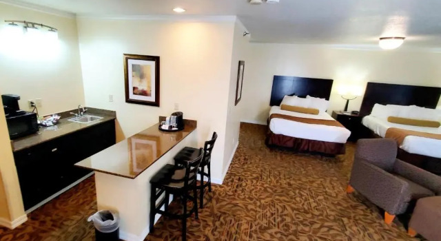 Семейный номер Standard Best Western Plus Northwoods Inn