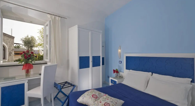 "room in B&B - Ischia, Forio With a Breathtaking View, Above the Poseidon Gardens for 5 People"