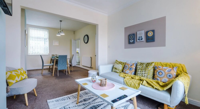 Convenient 2 Bedroom Home With Parking, Prenota Hotel Chester Cheshire