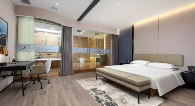 Люкс Deluxe Blue Coast International Hotel (Guangzhou Baiyun Railway Station · Sanyuanli Metro Station)