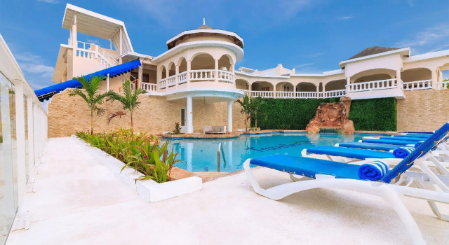 Четырёхместный номер Standard Travellers Beach Resort