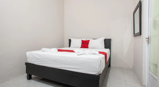 Camera Standard RedDoorz Syariah Plus near Banyuwangi Airport