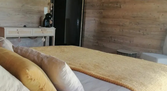 Номер Luxury LAPAUSEDEGOUT piscine chambres climatisées terrasse table dhôtes