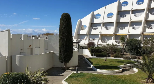 Studio Les Voiles, Book Hotel Hotels in Camargue with a Pool, Swimming Pool