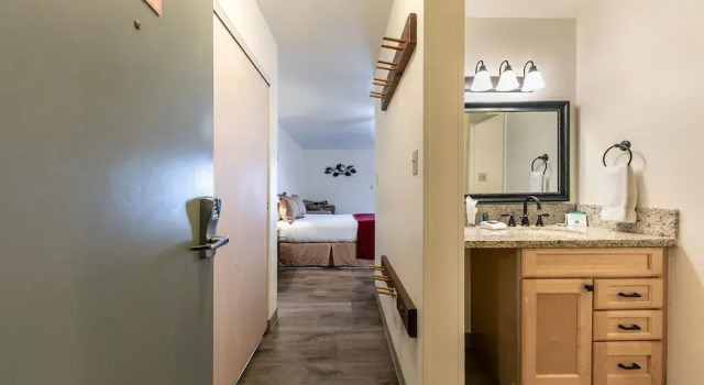 213 Bldg B 1 Bedroom Condo, Забронировать Апартаменты/квартира Траки Скво-Вэлли, рядом с West End Beach