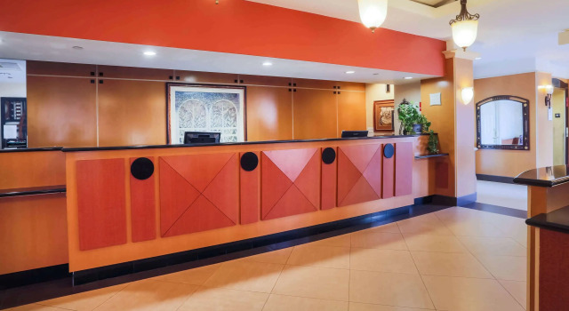 La Quinta Inn & Suites Islip MacArthur Airport, Rezervați Hotel Bohemia Long Island