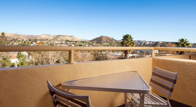 Четырёхместный номер Standard с балконом Sheraton Agoura Hills Hotel
