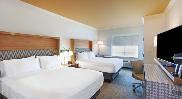 Четырёхместный номер Standard Holiday Inn & Suites McKinney - N Allen by IHG