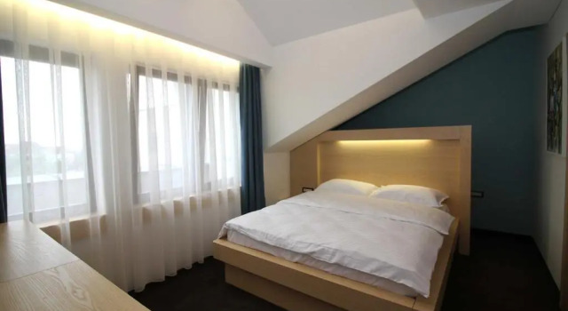 Полулюкс с балконом Hotel International Prishtina & Spa
