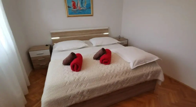 Srđan - 10 m From the Beach - A2, Rezerwuj Hotel Hotele w Split-Dalmatia County z parkingiem, Parking