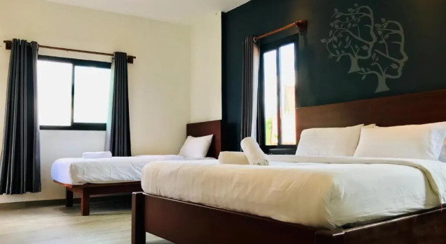 Трёхместный номер Standard с балконом FARAWAY SUITES