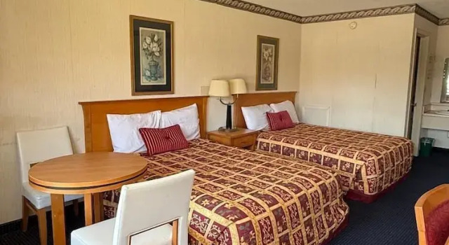 Четырёхместный номер Standard Claridge Inn