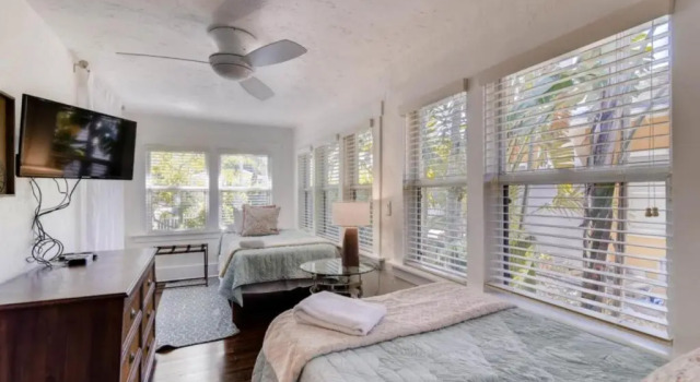 The Periwinkle House - 4bd-2ba - Sleep 10, Rezerwuj Hotel Hotele w Palm Beach County z basenem, Basen