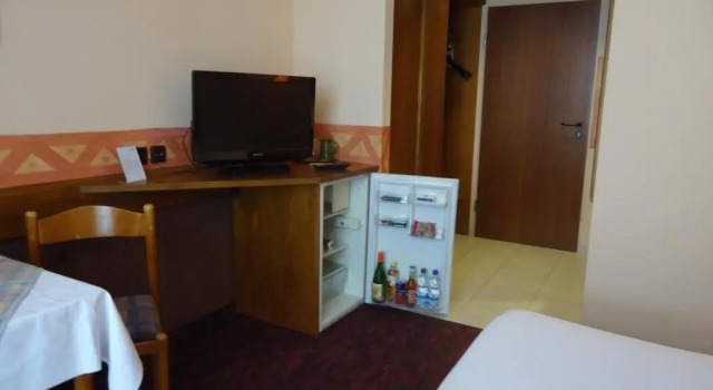 Трёхместный номер Standard enjoyHotel garni Korntal Stuttgart b&b Parkplatz Sprinter Penny eTank Porsche-Museum