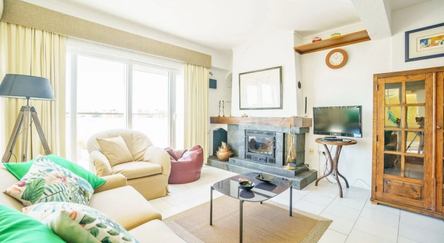 Seafront Condo & Big Terrace