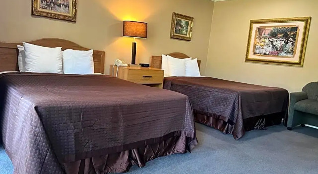 Четырёхместный номер Standard Lamp Liter Inn Visalia, an Ascend Collection Hotel