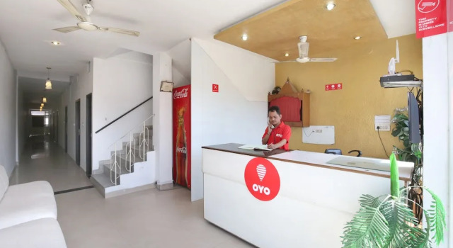 Vaccinated Staff- OYO 6785 Sunder Bus Stand, Book Hotel Ludhiana Punjab