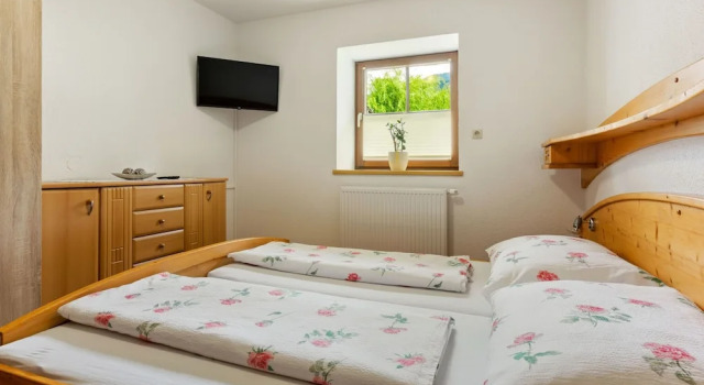 Simplistic Apartment in Bramberg am Wildkogel With Terrace, Rezerwuj Apartament Hotele w Salzburg z parkingiem, Parking