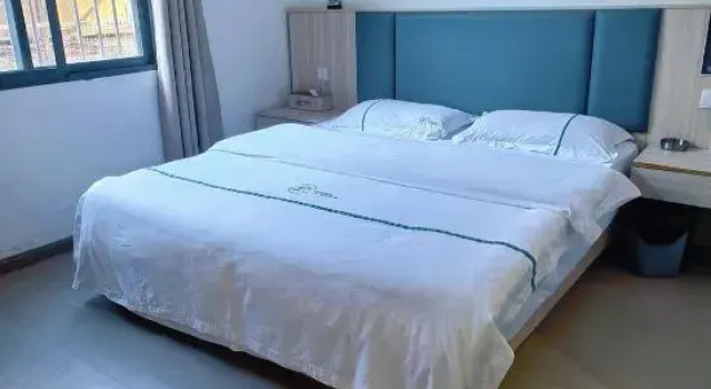 Люкс Deluxe Kunming Crescent Movie Hotel (Datou Skyscraper Shopping Center)